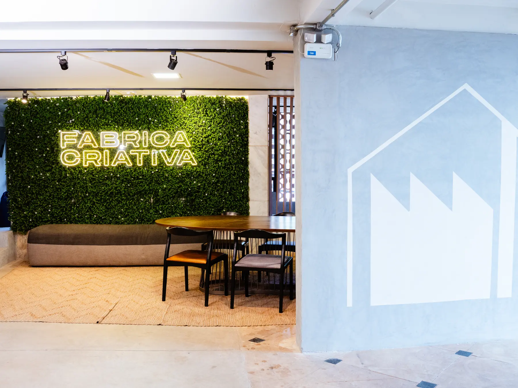 Recepção do escritório com a marca Fábrica Criativa