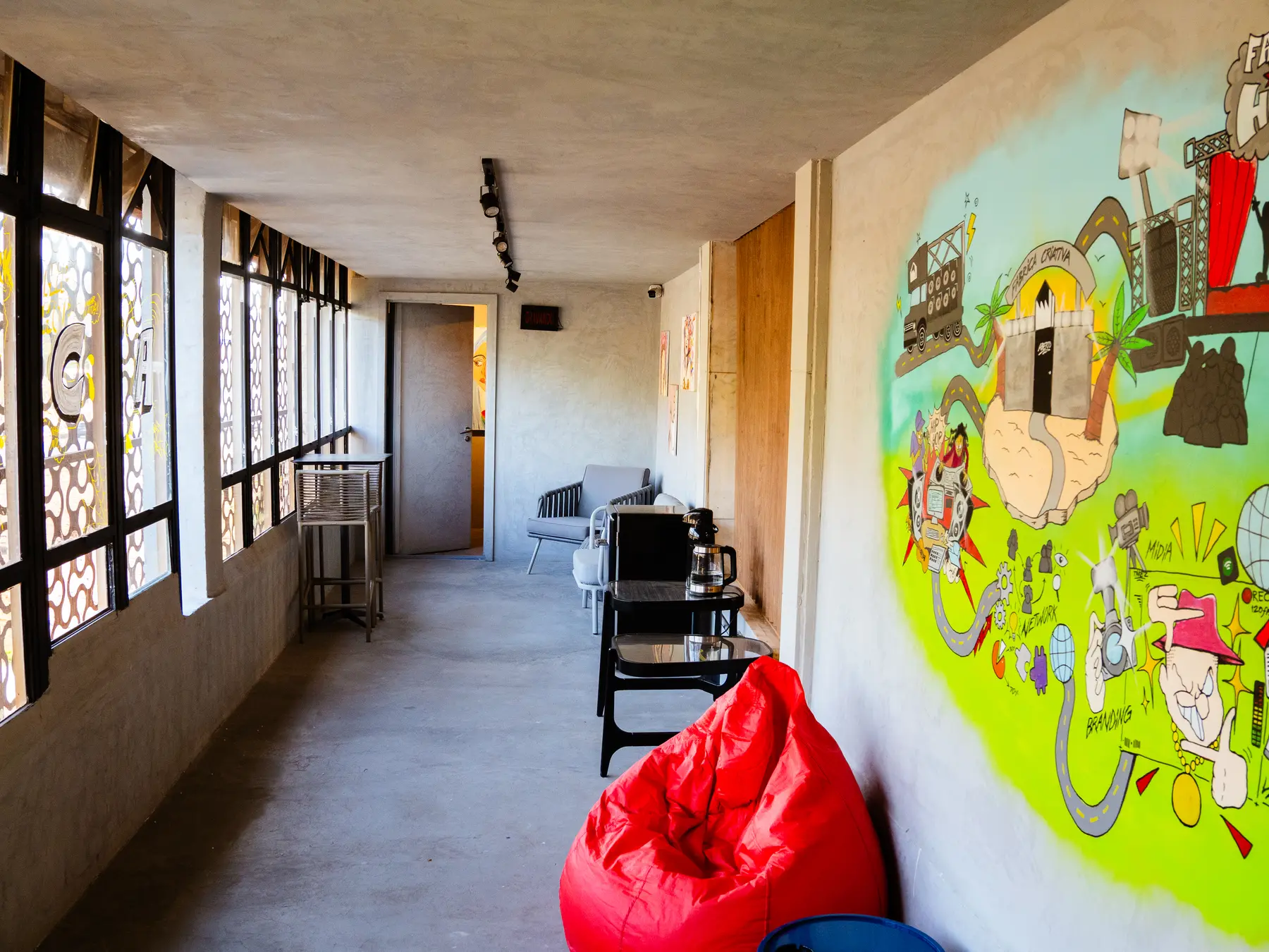 Corredor artístico do escritório da Fábrica Criativa