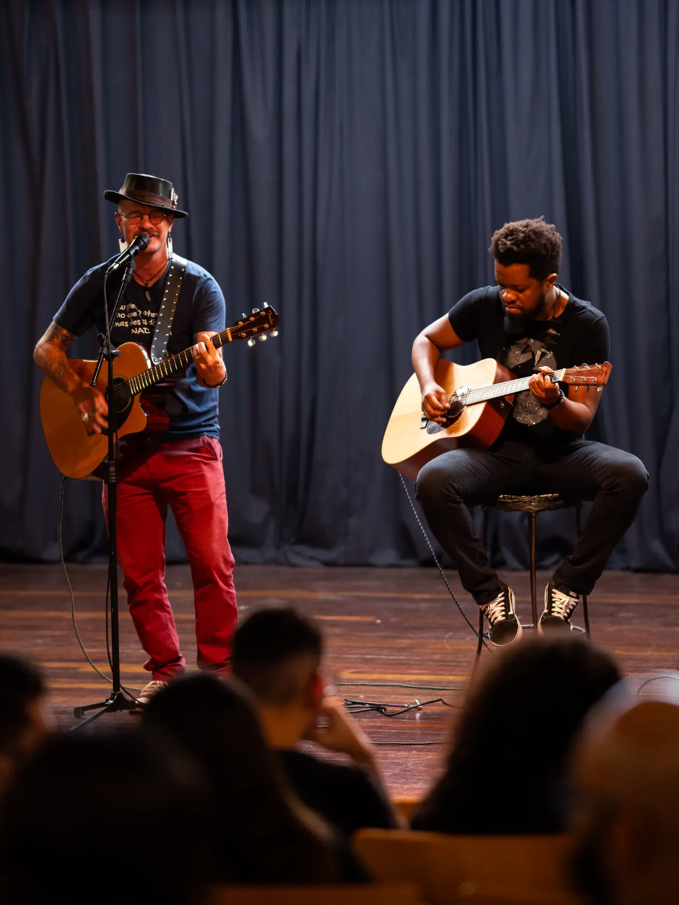 Dupla de artistas se apresentando no Palco Aberto da Fábrica Criativa